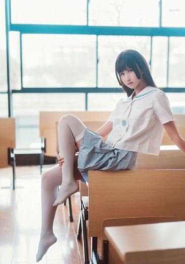 孙杨提前伸脖子等待金牌